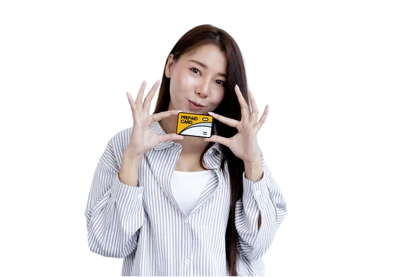 ผู้หญิงยิ้มถือการ์ดรูปบัตรเติมเงินสีเหลืองที่เขียนว่า PREPAID CARD ไว้ระหว่างมือทั้งสองข้าง