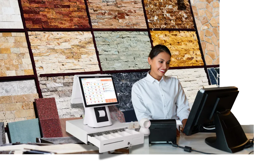 พนักงานร้านวัสดุก่อสร้างทำงานที่เคาน์เตอร์ซึ่งมีเครื่อง POS หน้าจอสัมผัส ลิ้นชักเก็บเงิน และเครื่องพิมพ์ใบเสร็จ หน้าผนังตัวอย่างกระเบื้อง